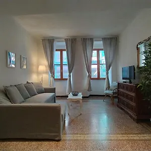  Apartment Rosanna House
